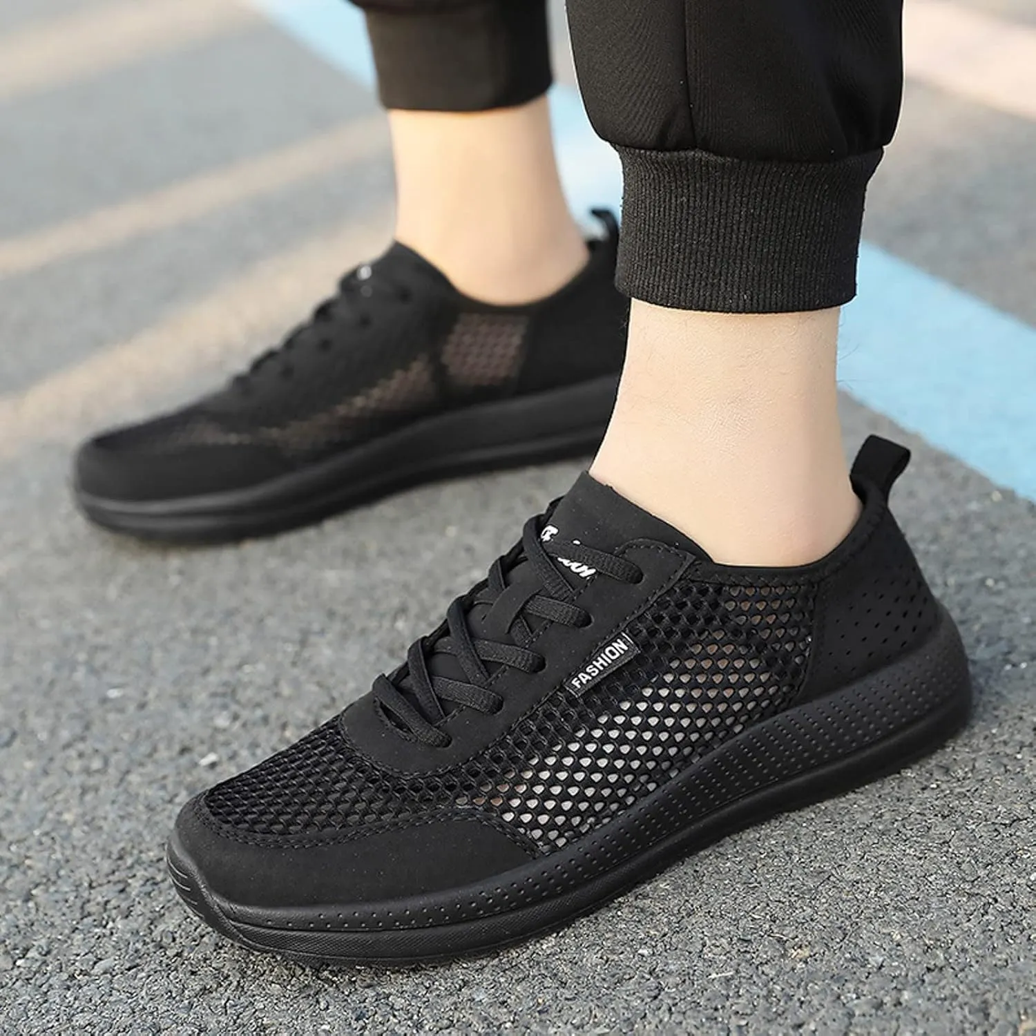 Men Sports Shoes Fashionable Summer New Pattern Hollow Mesh Breathable Comfortable and Simple Sneaker Crease Shield Men